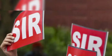 ഞങ്ങളാരും അടിമകളാക്കി വിലയ്ക്കെടുത്തവരല്ല, ഞങ്ങള്‍ക്കും അവകാശങ്ങളുണ്ട്, 24 മണിക്കൂര്‍ ജോലിചെയ്യാമെന്ന ഒരു കരാറും ഒപ്പുവെച്ചിട്ടില്ല, പ്രശ്നം പരിഹരിക്കാന്‍ താലപര്യമില്ലെങ്കില്‍ വേറെ വഴി നോക്കണം, മേലുദ്യോഗസ്ഥനെതിരെ പൊട്ടിത്തെറിച്ച് വനിതാ ബിഎല്‍ഒ