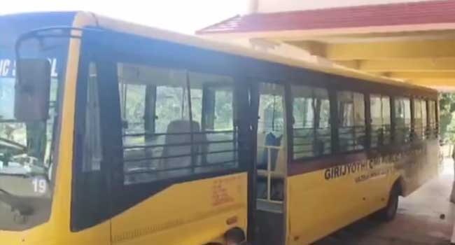 സ്കൂൾ ബസിൽ നിന്നിറങ്ങി ക്ലാസിലേക്കു നടക്കുന്നതിനിടെ മറ്റൊരു സ്കൂൾ ബസിടിച്ച് നാലുവയസുകാരന് ദാരുണാന്ത്യം, ബസ് കുഞ്ഞിന്റെ ശരീരത്തിൽകൂടി കയറിയിറങ്ങി, കൂടെയുണ്ടായിരുന്ന കുട്ടിക്ക് ഗുരുതര പരുക്ക്, അപകടം സ്കൂൾ മുറ്റത്ത്