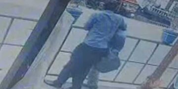 വ്യാപാര സ്ഥാപനത്തിനു മുൻപിൽ നിർത്തിയ ബൈക്ക് മാറ്റാൻ ആവശ്യപ്പെട്ടതിൽ പ്രകോപനം!! യുവാവിനെ മർദിച്ചു, ബാരിക്കേഡിലേക്ക് ചേർത്ത് കഴുത്ത് ഞെരിച്ച് കൊലപ്പെടുത്താൻ ശ്രമം, പ‍ഞ്ചായത്തം​ഗത്തിനെതിരെ കേസ്