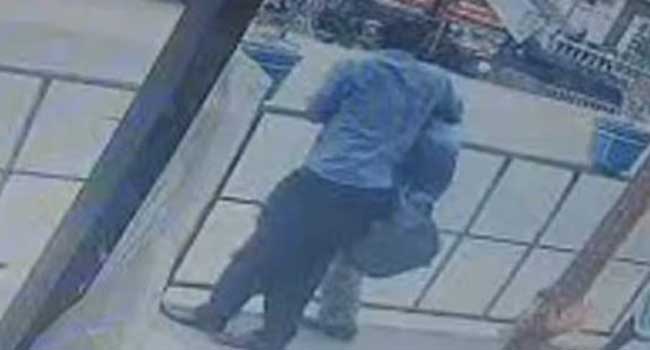 വ്യാപാര സ്ഥാപനത്തിനു മുൻപിൽ നിർത്തിയ ബൈക്ക് മാറ്റാൻ ആവശ്യപ്പെട്ടതിൽ പ്രകോപനം!! യുവാവിനെ മർദിച്ചു, ബാരിക്കേഡിലേക്ക് ചേർത്ത് കഴുത്ത് ഞെരിച്ച് കൊലപ്പെടുത്താൻ ശ്രമം, പ‍ഞ്ചായത്തം​ഗത്തിനെതിരെ കേസ്