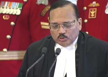 38-ാം വയസിൽ അഡ്വക്കറ്റ് ജനറൽ, 42–ാം വയസിൽ ഹൈക്കോടതി ജഡ്ജി… ഹരിയാനയിൽനിന്നുള്ള ആദ്യ സുപ്രീം കോടതി ചീഫ് ജസ്റ്റിസായി സൂര്യകാന്ത് ചുമതലയേറ്റു, ഇന്ത്യയുടെ 53-ാം ചീഫ് ജസ്റ്റിസിന് രാഷ്ട്രപതി സത്യവാചകം ചൊല്ലി കൊടുത്തു