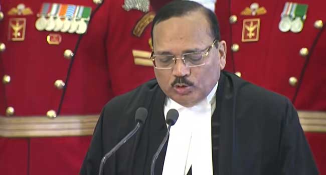 38-ാം വയസിൽ അഡ്വക്കറ്റ് ജനറൽ, 42–ാം വയസിൽ ഹൈക്കോടതി ജഡ്ജി… ഹരിയാനയിൽനിന്നുള്ള ആദ്യ സുപ്രീം കോടതി ചീഫ് ജസ്റ്റിസായി സൂര്യകാന്ത് ചുമതലയേറ്റു, ഇന്ത്യയുടെ 53-ാം ചീഫ് ജസ്റ്റിസിന് രാഷ്ട്രപതി സത്യവാചകം ചൊല്ലി കൊടുത്തു