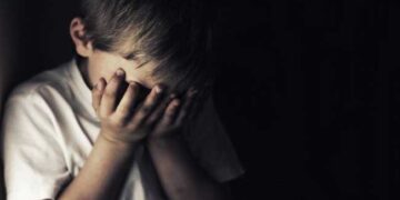 12 കാരൻ പാതിരാത്രിയിൽ മൂന്നരമണിക്കൂർ അമ്മയിൽ നിന്നും ആൺസുഹൃത്തിൽ നിന്നും നേരിട്ടത് ക്രൂര പീഡനം, കൈപിടിച്ചു തിരിച്ചു, തല ഭിത്തിയിൽ ഇടിപ്പിച്ചു, ആൺസുഹൃത്തിന്റെ മർദനത്തിൽ നിലത്തുവീണ കുട്ടിയെ രക്ഷിക്കാൻ അമ്മ ശ്രമിച്ചില്ല, അമ്മയും ഉപദ്രവിച്ചതായി എഫ്ഐആർ!! സിവിൽ സപ്ലൈസ് വകുപ്പിൽ റേഷനിങ് ഇൻസ്പെക്ടറും യൂട്യൂബറും ആക്ടിവിസ്റ്റുമായ അമ്മയും സുഹൃത്തും അറസ്റ്റിൽ