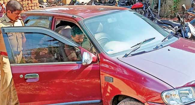 ഗ്രൗണ്ടിൽ കളിച്ചുകൊണ്ടിരുന്ന വിദ്യാർഥികൾക്കിടയിലേക്ക് കാർ ഓടിച്ചുകയറ്റി അഭ്യാസപ്രകടനം, പ്രതി പത്താം ക്ലാസ് വിദ്യാർഥി!! കുട്ടിക്ക് 25 വയസുവരെ ലൈസൻസ് നൽകിയേക്കില്ല, ആർസി ഉടമയുടെ ലൈസൻസ് ഒരു വർഷത്തേക്ക് റദ്ദാക്കും, കുട്ടിക്കെതിരെ കേസ്