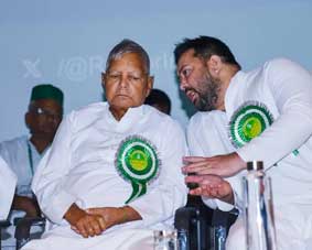 ഇതു കുടുംബ പ്രശ്നം, ഞാൻ പരിഹരിച്ചോളാം!! എന്റെ കുടുംബത്തിലെ ആഭ്യന്തര കലഹങ്ങളിൽ തലയിടാതെ പാർട്ടിയുടെ ഐക്യവും പ്രകടനവും മെച്ചപ്പെടുത്തൂ… മൗനം വെടിഞ്ഞ് ലാലു പ്രസാദ് യാദവ്