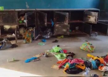 പട്ടാപ്പകൽ നൈജീരിയയിലെ ക്രിസ്ത്യൻ സ്‌കൂൾ ഹോസ്റ്റലിൽ നിന്ന് 315 കുട്ടികളേയും 12 ജീവനക്കാരേയും തോക്കുധാരികളായ സായുധ സംഘം തട്ടിക്കൊണ്ടുപോയി, തിരച്ചിൽ ഊർജിതമാക്കിയതായി പോലീസ്!! തട്ടിക്കൊണ്ടുപോകലിനു പിന്നിൽ തീവ്ര ഇസ്ലാമിസ്റ്റുകൾ?