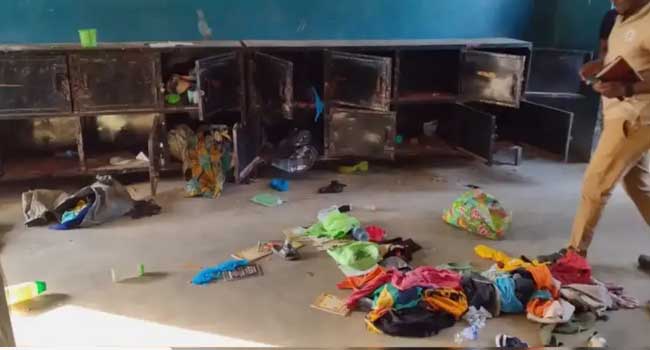 പട്ടാപ്പകൽ നൈജീരിയയിലെ ക്രിസ്ത്യൻ സ്‌കൂൾ ഹോസ്റ്റലിൽ നിന്ന് 315 കുട്ടികളേയും 12 ജീവനക്കാരേയും തോക്കുധാരികളായ സായുധ സംഘം തട്ടിക്കൊണ്ടുപോയി, തിരച്ചിൽ ഊർജിതമാക്കിയതായി പോലീസ്!! തട്ടിക്കൊണ്ടുപോകലിനു പിന്നിൽ തീവ്ര ഇസ്ലാമിസ്റ്റുകൾ?