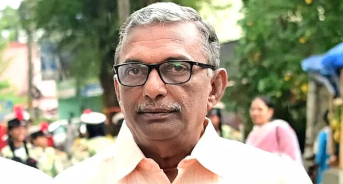 സ്വര്‍ണക്കൊള്ളയ്ക്ക് തുടക്കമിട്ടത് എ പത്മകുമാര്‍, പോറ്റിക്ക് അനുകൂലമായ നടപടി സ്വീകരിക്കാന്‍ പത്മകുമാര്‍ നിര്‍ദേശിച്ചെന്ന് ഉദ്യോഗസ്ഥരുടെ മൊഴി, യഥാര്‍ത്ഥ സ്വര്‍ണപ്പാളി കണ്ടുപിടിക്കാനുള്ള നെട്ടോട്ടത്തില്‍ എസ്ഐടി