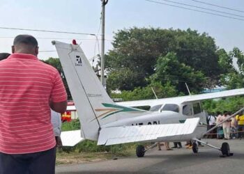 പരിശീലനപ്പറക്കലിനിടെ സാങ്കേതിക തകരാർ!! വിമാനം ദേശീയപാതിയിലിറക്കി, വിമാനത്തിന്റെ മുൻഭാ​ഗം തകർന്നു, പൈലറ്റുമാർക്ക് പരുക്ക്