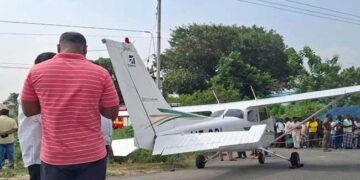 പരിശീലനപ്പറക്കലിനിടെ സാങ്കേതിക തകരാർ!! വിമാനം ദേശീയപാതിയിലിറക്കി, വിമാനത്തിന്റെ മുൻഭാ​ഗം തകർന്നു, പൈലറ്റുമാർക്ക് പരുക്ക്