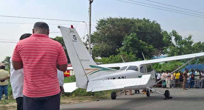 പരിശീലനപ്പറക്കലിനിടെ സാങ്കേതിക തകരാർ!! വിമാനം ദേശീയപാതിയിലിറക്കി, വിമാനത്തിന്റെ മുൻഭാ​ഗം തകർന്നു, പൈലറ്റുമാർക്ക് പരുക്ക്