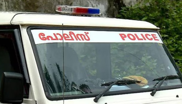 നമ്പർ പ്ലേറ്റില്ലാത്ത ബൈക്ക് തടയാന് ശ്രമിച്ച പൊലീസുകാരനെ വലിച്ചിഴച്ച് യുവാവ്, മോഷ്ടിച്ച ബൈക്കെന്ന് സംശയം, പ്രതിക്കായി തിരച്ചില് ശക്തമാക്കി