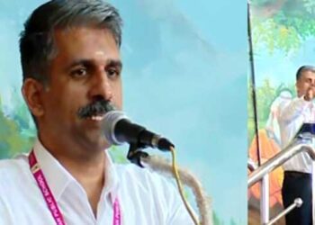 ഇളമക്കര സരസ്വതി വിദ്യാനികേതൻ പ്രിൻസിപ്പൽ വിദ്യാർഥികളെ അഭിസംബോധന ഇങ്ങനെ- നട്ടെല്ലുയർത്തി ആരുടെയും മുന്നിൽ ഭാരതത്തിന് വേണ്ടി ഉറച്ച് നിൽക്കണം, രാജ്യം മുഴുവൻ ഗണഗീതം ചൊല്ലിയ 20 കുട്ടികൾക്കൊപ്പം!! നമ്മൾ ആലപിച്ച പാട്ടിനെ പലരും പല പേരുകൾ വിളിക്കുന്നു, ആ‍‍ർഎസ്എസ് ഇതിനെ ഗണഗീതമെന്ന് വിളിക്കുന്നു, നമുക്കിത് ദേശഭക്തിഗാനം…