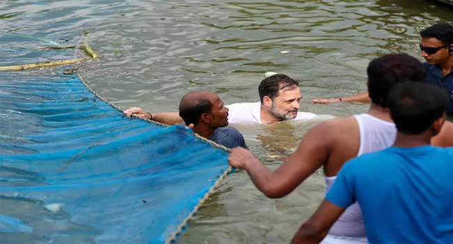 ബിഹാർ തെരഞ്ഞെടുപ്പ് ചൂടിനിടെ മീൻ പിടിക്കാനായി കുളത്തിൽ ചാടി രാഹുൽ ​ഗാന്ധി- വീഡിയോ വൈറൽ