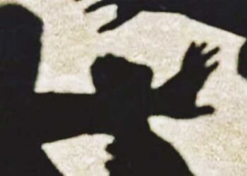 14 കാരൻ വയലിൽ പുല്ലരിയുകയായിരുന്ന 40യെ വലിച്ചിഴച്ച് കൊണ്ടുപോയി ക്രൂരമായി പീഡിപ്പിച്ചു, എതിർക്കാൻ ശ്രമിച്ച യുവതിയെ മർദിച്ച് കൊലപ്പെടുത്തി- ഒമ്പതാംക്ലാസ് വിദ്യാർഥി അറസ്റ്റിൽ, പ്രതിക്ക് കടുത്ത ശിക്ഷ നൽകണമെന്ന് ആവശ്യപ്പെട്ട് റോഡ് ഉപരോധിച്ചു, പ്രതിഷേധക്കാർ പിൻവാങ്ങിയത് മുഖ്യമന്ത്രിയുടെ ഉറപ്പിൽ