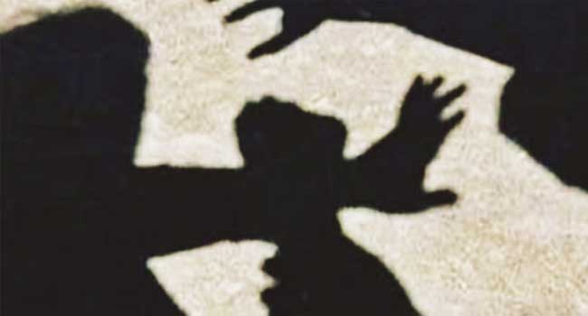 14 കാരൻ വയലിൽ പുല്ലരിയുകയായിരുന്ന 40യെ വലിച്ചിഴച്ച് കൊണ്ടുപോയി ക്രൂരമായി പീഡിപ്പിച്ചു, എതിർക്കാൻ ശ്രമിച്ച യുവതിയെ മർദിച്ച് കൊലപ്പെടുത്തി- ഒമ്പതാംക്ലാസ് വിദ്യാർഥി അറസ്റ്റിൽ, പ്രതിക്ക് കടുത്ത ശിക്ഷ നൽകണമെന്ന് ആവശ്യപ്പെട്ട് റോഡ് ഉപരോധിച്ചു, പ്രതിഷേധക്കാർ പിൻവാങ്ങിയത് മുഖ്യമന്ത്രിയുടെ ഉറപ്പിൽ