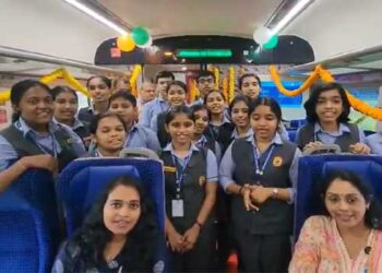 ‘സന്തോഷത്തിന്റെ ഈണം… ഈ നിമിഷത്തിന്റെ ചൈതന്യം ആഘോഷിക്കുന്നതിന് സ്‌കൂൾ വിദ്യാർത്ഥികൾ ദേശഭക്തി ഗാനം പാടി’… വീഡിയോ പങ്കുവച്ച് റെയിൽവേ!! എറണാകുളം-ബെംഗളൂരു വന്ദേഭാരതിൽ സ്കൂൾ യൂണിഫോമിൽ വിദ്യാർഥികൾ ആലപിച്ചത് ആർഎസ്എസ് ഗണഗീതം