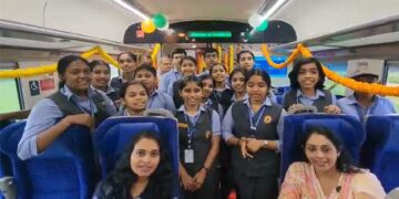 ‘സന്തോഷത്തിന്റെ ഈണം… ഈ നിമിഷത്തിന്റെ ചൈതന്യം ആഘോഷിക്കുന്നതിന് സ്കൂൾ വിദ്യാർത്ഥികൾ ദേശഭക്തി ഗാനം പാടി’… വീഡിയോ പങ്കുവച്ച് റെയിൽവേ!! എറണാകുളം-ബെംഗളൂരു വന്ദേഭാരതിൽ സ്കൂൾ യൂണിഫോമിൽ വിദ്യാർഥികൾ ആലപിച്ചത് ആർഎസ്എസ് ഗണഗീതം