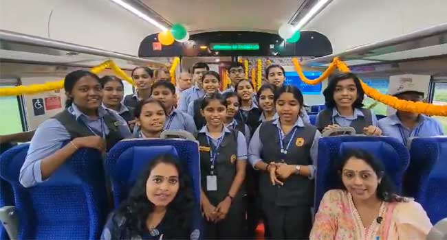 ‘സന്തോഷത്തിന്റെ ഈണം… ഈ നിമിഷത്തിന്റെ ചൈതന്യം ആഘോഷിക്കുന്നതിന് സ്കൂൾ വിദ്യാർത്ഥികൾ ദേശഭക്തി ഗാനം പാടി’… വീഡിയോ പങ്കുവച്ച് റെയിൽവേ!! എറണാകുളം-ബെംഗളൂരു വന്ദേഭാരതിൽ സ്കൂൾ യൂണിഫോമിൽ വിദ്യാർഥികൾ ആലപിച്ചത് ആർഎസ്എസ് ഗണഗീതം