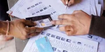 എസ്ഐആർ ജോലിക്ക് നിയോഗിച്ചിരിക്കുന്നത് 35,000 ബിഎൽഒമാരെ, കൂടുതൽ ടാർഗറ്റ് നൽകി മനുഷ്യസാധ്യമല്ലാത്ത ജോലി അടിച്ചേൽപ്പിക്കുന്നു, തെരഞ്ഞെടുപ്പ് കമ്മിഷന്റെ സമ്മർദം ബിഎൽഒമാരെ ആത്മഹത്യയിലേക്ക് തള്ളിവിടുന്നു!! സംസ്ഥാനത്ത് നാളെ ജോലി ബഹിഷ്കരിച്ച് പ്രതിഷേധം