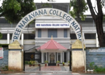 ടീച്ചർമാർ സാരി ഉടുത്തിരിക്കണം; 2000 രൂപ ഫീസ് നൽകിയില്ലെങ്കിൽ സ്ഥലമാറ്റ ഭീഷണി; ഇലക്ഷൻ കമ്മീഷന്റെ സമ്മതമില്ലാതെ രാവിലെ 6.30 മുതൽ രാത്രി 11 മണി വരെ  അധ്യാപകർക്ക് നിർബന്ധ ശില്പശാല;