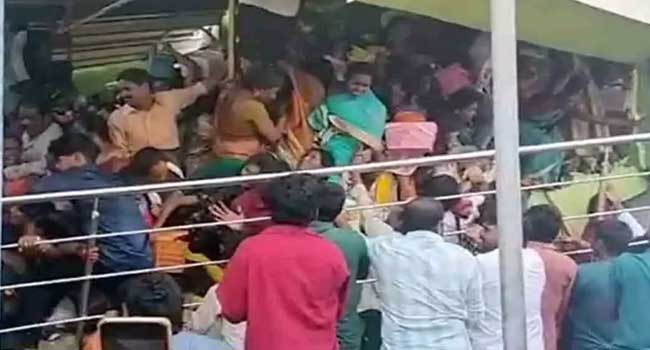 ‘ദാരുണം, അങ്ങേയറ്റം ഹൃദയഭേദകം’- ചന്ദ്രബാബു നായിഡു, ഏകാദശിയോടനുബന്ധിച്ച് ആന്ധ്രാ വെങ്കിടേശ്വര സ്വാമി ക്ഷേത്രത്തിൽ തിക്കിലും തിരക്കിലും 9 മരണം, മരണസംഖ്യ ഉയർന്നേക്കും