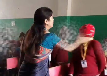 എല്ലാ ഉത്തരവാദിത്തവും എന്റേതാണോ…? വിദ്യാര്‍ത്ഥികളുടെ കരണത്തടിച്ച് അധ്യാപിക, പഠിക്കാത്തതിനാലാണ് അടിച്ചതെന്ന് വിശദീകരണം, അധ്യാപികയ്ക്കെതിരെ പേരതിഷേധം ശക്തം