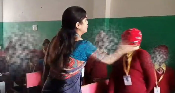 എല്ലാ ഉത്തരവാദിത്തവും എന്റേതാണോ…? വിദ്യാര്ത്ഥികളുടെ കരണത്തടിച്ച് അധ്യാപിക, പഠിക്കാത്തതിനാലാണ് അടിച്ചതെന്ന് വിശദീകരണം, അധ്യാപികയ്ക്കെതിരെ പേരതിഷേധം ശക്തം