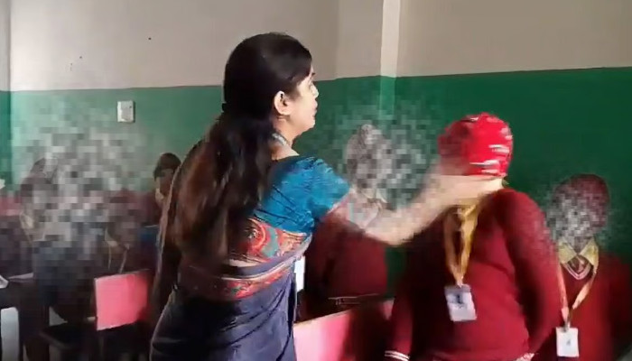 എല്ലാ ഉത്തരവാദിത്തവും എന്റേതാണോ…? വിദ്യാര്ത്ഥികളുടെ കരണത്തടിച്ച് അധ്യാപിക, പഠിക്കാത്തതിനാലാണ് അടിച്ചതെന്ന് വിശദീകരണം, അധ്യാപികയ്ക്കെതിരെ പേരതിഷേധം ശക്തം