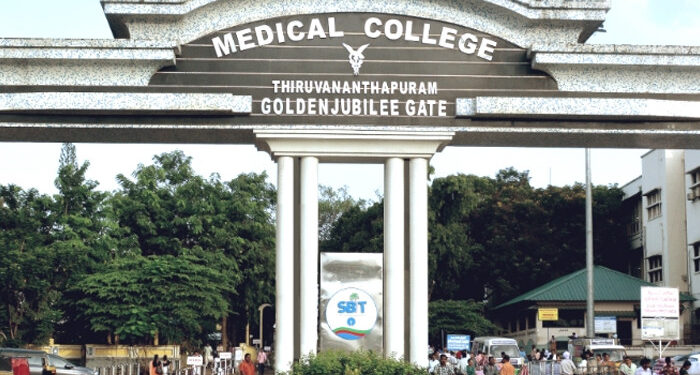 ഹൃദയാഘാതമുണ്ടായ ആള്ക്ക് കിടക്ക പോലും കിട്ടിയില്ല, നിലത്ത് തുണിവിരിച്ചാണ് കിടന്നത്, വേദന സഹിക്കാൻ കഴിയാതെ വന്നപ്പോഴും മരുന്ന് നൽകിയില്ല, വെന്റിലേറ്ററിൽ കയറ്റിയ ശേഷം പിന്നീട് അദ്ദേഹത്തെ കണ്ടത് മോർച്ചറിയിൽ, വേണുവിനെ ഡോക്ടർമാർ ചികിത്സ നൽകാതെ കൊന്നതാണെന്ന് ഭാര്യ