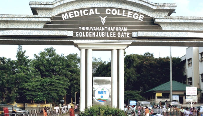 ഹൃദയാഘാതമുണ്ടായ ആള്ക്ക് കിടക്ക പോലും കിട്ടിയില്ല, നിലത്ത് തുണിവിരിച്ചാണ് കിടന്നത്, വേദന സഹിക്കാൻ കഴിയാതെ വന്നപ്പോഴും മരുന്ന് നൽകിയില്ല, വെന്റിലേറ്ററിൽ കയറ്റിയ ശേഷം പിന്നീട് അദ്ദേഹത്തെ കണ്ടത് മോർച്ചറിയിൽ, വേണുവിനെ ഡോക്ടർമാർ ചികിത്സ നൽകാതെ കൊന്നതാണെന്ന് ഭാര്യ