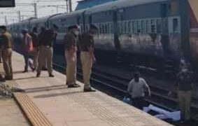റെയിൽവേ പാളം മുറിച്ചു കടക്കുന്നതിനിടെ, ട്രെയിൻ ഇടിച്ചു; യുപിയിൽ 3 പേർക്ക് ദാരുണാന്ത്യം