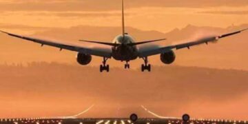 ഷട്ട്ഡൗൺ, 35 വർഷത്തെ സർവീസിൽ ഇത് ആദ്യ സംഭവം എഫ്എഎ അഡ്മിനിസ്ട്രേറ്റർ!! പതിനായിരക്കണക്കിന് എയർ ട്രാഫിക് കൺട്രോളർമാർ, എയർപോർട്ട് സുരക്ഷാ ഉദ്യോഗസ്ഥർക്ക് ശമ്പളമില്ല, പ്രതിദിനം റദ്ദാക്കുക 220 ഫ്ലൈറ്റുകൾ, ഇന്നലെ വൈകിയത് 6,400-ലധികം യുഎസ് വിമാനങ്ങൾ, തിരക്കേറിയ 40 മേഖലകളിലേക്കുള്ള വിമാന സർവീസുകൾ 10 ശതമാനംവരെ വെട്ടിക്കുറയ്ക്കും- ജനങ്ങൾ ഭീതിയിൽ