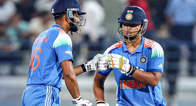 ആദ്യ ഓവറിൽ വൈഭവ് അടിച്ചു തൂക്കിയത് 19 റൺസ്, 38 റൺസെടുത്ത് താരം പുറത്ത്!! മൂന്നോവറിൽ ഒന്നിന് 49 റൺസ്, ബംഗ്ലാദേശ് എ ടീമിനെതിരേ ഇന്ത്യക്ക് തകർപ്പൻ തുടക്കം