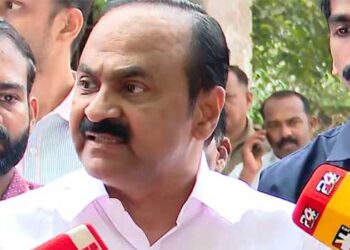 കുട്ടികള്‍ നിഷ്‌കളങ്കമായി അങ്ങ് പാടിയെന്ന്… ആരെങ്കിലും അതിന് പിറകില്‍ പ്രവര്‍ത്തിച്ചാലല്ലേ പാടുകയുളളു!!  സര്‍ക്കാരിന്റെയും നാട്ടുകാരുടെയും ചിലവില്‍ രാഷ്ട്രീയവല്‍ക്കരണം വേണ്ട… ആര്‍എസ്എസ് ഗണഗീതം ആര്‍എസ്എസ് വേദിയിൽ പരിപാടിയില്‍ പാടിയാൽ മതി, ഗണഗീതം എങ്ങനെയാണ് ദേശഭക്തിഗാനമാകും?- വിഡി സതീശൻ