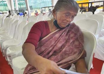 ചുറ്റും തട്ടുപൊളിപ്പൻ ​ഗാനങ്ങളും, ആളുകളുടെ ഓട്ടപ്പാച്ചിലും… വേദിയുടെ ഓരംചേർന്ന് കുറെ കടലാസുകളുമായി വിജയമ്മ കാത്തിരിക്കുകയാണ് മുഖ്യമന്ത്രിയെ ഒന്നു കാണാൻ… ഒരു തുണ്ട് ഭൂമി, അതിൽ അടച്ചുറപ്പുള്ള കൊച്ചു കൂര… അതാണ് അപേക്ഷ