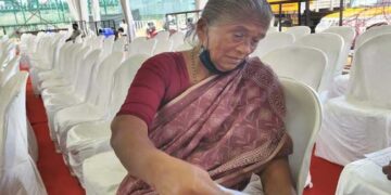 ചുറ്റും തട്ടുപൊളിപ്പൻ ഗാനങ്ങളും, ആളുകളുടെ ഓട്ടപ്പാച്ചിലും… വേദിയുടെ ഓരംചേർന്ന് കുറെ കടലാസുകളുമായി വിജയമ്മ കാത്തിരിക്കുകയാണ് മുഖ്യമന്ത്രിയെ ഒന്നു കാണാൻ… ഒരു തുണ്ട് ഭൂമി, അതിൽ അടച്ചുറപ്പുള്ള കൊച്ചു കൂര… അതാണ് അപേക്ഷ