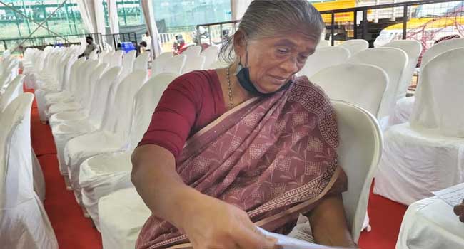 ചുറ്റും തട്ടുപൊളിപ്പൻ ഗാനങ്ങളും, ആളുകളുടെ ഓട്ടപ്പാച്ചിലും… വേദിയുടെ ഓരംചേർന്ന് കുറെ കടലാസുകളുമായി വിജയമ്മ കാത്തിരിക്കുകയാണ് മുഖ്യമന്ത്രിയെ ഒന്നു കാണാൻ… ഒരു തുണ്ട് ഭൂമി, അതിൽ അടച്ചുറപ്പുള്ള കൊച്ചു കൂര… അതാണ് അപേക്ഷ