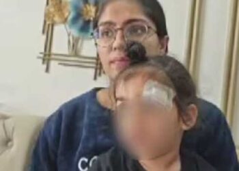 കളിക്കുന്നതിനിടെ വീണു തലപൊട്ടിയ കുഞ്ഞിന് സ്റ്റിച്ചിനു പകരം ഡോക്ടർ ഒട്ടിച്ചത് 5 രൂപയുടെ ഫെവിക്വിക്ക്, വേദന സഹിക്കാതെ അലറിക്കരഞ്ഞപ്പോൾ വീണതിനാലെന്ന് മറുപടി!! കുഞ്ഞിന്റെ മുറിവിലെ ഫെവിക്വിക്ക് ഇളക്കിമാറ്റിയത് 3 മണിക്കൂറെടുത്ത്, ഡോക്ടർക്കെതിരെ പരാതി