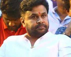 ദിലീപ് കോടതിയിൽ, മാധ്യമങ്ങളോട് പ്രതികരിച്ചില്ല, പള്‍സര്‍ സുനിയടക്കമുള്ള പ്രതികളും എത്തി; നീതി പുലരുമോ? നടിയെ ആക്രമിച്ച കേസിൽ വിധി ഉടൻ