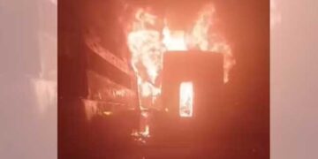 കനത്ത മൂടൽമഞ്ഞിൽ ഒന്നിനു പിറകെ ഒന്നായി 10 വാഹനങ്ങൾ കൂട്ടിയിടിച്ച് തീപിടിച്ചു, തീ കത്തിപ്പടരുന്നതു കണ്ട് സഹായത്തിനായി നിലവിളിച്ച് യാത്രക്കാർ, നാലുപേർക്ക് ദാരുണാന്ത്യം,