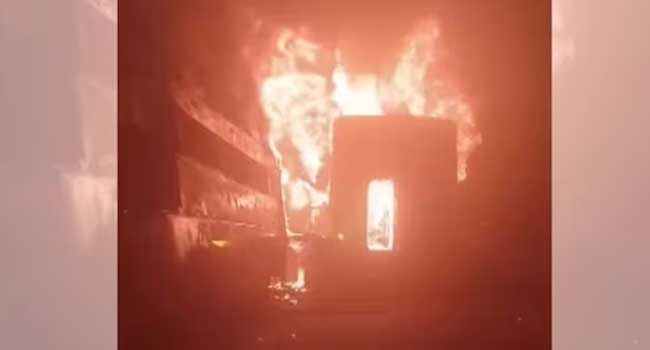 കനത്ത മൂടൽമഞ്ഞിൽ ഒന്നിനു പിറകെ ഒന്നായി 10 വാഹനങ്ങൾ കൂട്ടിയിടിച്ച് തീപിടിച്ചു, തീ കത്തിപ്പടരുന്നതു കണ്ട് സഹായത്തിനായി നിലവിളിച്ച് യാത്രക്കാർ, നാലുപേർക്ക് ദാരുണാന്ത്യം,