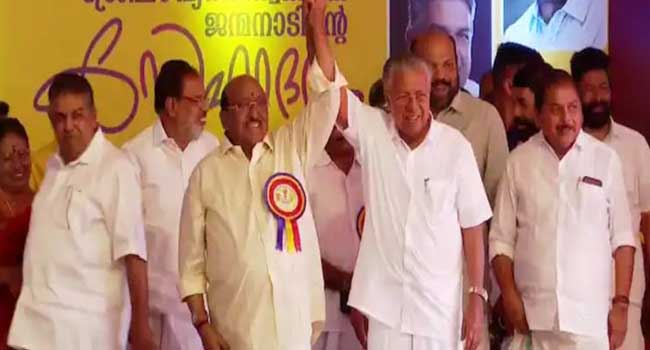 ഡോർ തുറന്ന് വെള്ളാപ്പള്ളി തന്നെയാണ് കാറിൽ കയറിയത്, പ്രായമുള്ള ആളല്ലേ, നടക്കാൻ ബുദ്ധിമുട്ട് ഉള്ളത് കൊണ്ട് കയറിയതാവും, അതിൽ എന്താണ് തെറ്റ്? എസ്എൻഡിപിയുമായി മാത്രമല്ല, എൻഎസ്എസ്, ന്യൂനപക്ഷ സംഘടനകളുമായും സിപിഎമ്മിന് നല്ല ബന്ധമാണുള്ളത്- മന്ത്രി സജി ചെറിയാൻ