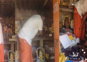 വൻ തോതിൽ മദ്യം വാങ്ങി സൂക്ഷിക്കും, ആവശ്യക്കാർ വിളിച്ചാൽ സ്പോട്ടിലെത്തിച്ച് നൽകും!! കുടുംബക്ഷേത്രത്തിനുള്ളിലെ വിഗ്രഹങ്ങളുടെ അറയിലും ഫോട്ടോകൾക്കിടയിലും മദ്യക്കുപ്പികൾ, ഇലക്ഷൻ പ്രമാണിച്ച് വിൽക്കാൻ സൂക്ഷിച്ചിരുന്ന 30 ലിറ്റർ മ​ദ്യം പിടികൂടി, ഒരാൾ അറസ്റ്റിൽ