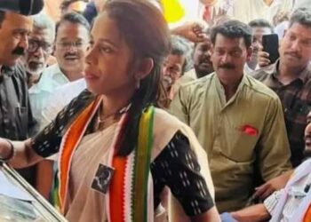 പാർട്ടി വി‌ട്ടതിന്റെ പേരിൽ ഊരുവിലക്ക്, കൂട്ടംകൂടിനിന്ന് കൂകി വിളിക്കൽ, പുറത്തിറങ്ങിയാൽ മുണ്ട് വലിച്ചൂരൽ, എന്തിനേറെ മുഖത്തടിച്ച അനുഭവങ്ങൾ വരെ… ഇത് അച്ഛനു നേരിട്ട അനുഭവം!! ഇവിടെ കഥമാറുന്നു, പകരം വീട്ടാൻ മകൾ രം​ഗത്ത്, പിന്നാലെ പാർട്ടി കോട്ടയിൽകയറി കോൺ​ഗ്രസ് ടിക്കറ്റിൽ മുഖത്തടിച്ചവരെ തിരിച്ചടിച്ചുള്ള വിജയം…