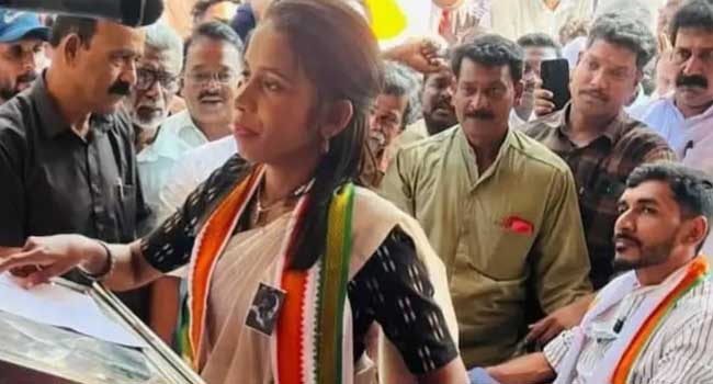 പാർട്ടി വി‌ട്ടതിന്റെ പേരിൽ ഊരുവിലക്ക്, കൂട്ടംകൂടിനിന്ന് കൂകി വിളിക്കൽ, പുറത്തിറങ്ങിയാൽ മുണ്ട് വലിച്ചൂരൽ, എന്തിനേറെ മുഖത്തടിച്ച അനുഭവങ്ങൾ വരെ… ഇത് അച്ഛനു നേരിട്ട അനുഭവം!! ഇവിടെ കഥമാറുന്നു, പകരം വീട്ടാൻ മകൾ രം​ഗത്ത്, പിന്നാലെ പാർട്ടി കോട്ടയിൽകയറി കോൺ​ഗ്രസ് ടിക്കറ്റിൽ മുഖത്തടിച്ചവരെ തിരിച്ചടിച്ചുള്ള വിജയം…