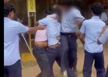 ഇൻ‌സ്റ്റ​ഗ്രാം കമെന്റിനെ ചൊല്ലി 10ാം ക്ലാസ്, പ്ലസ് വൺ വിദ്യാർഥികൾ തമ്മിൽത്തല്ല്, ഉപയോഗശൂന്യമായി കിടന്നിരുന്ന ട്യൂബ് ലൈറ്റുകൾ വച്ച് പരസ്പരം അടി