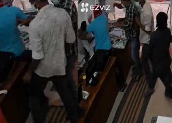 വേങ്ങാട് പഞ്ചായത്തിലെ 16ാം വാര്‍ഡിൽ യുഡിഎഫ് വനിതാ സ്ഥാനാർഥിയേയും പോളിം​ഗ് ഏജന്റിനേയും ക്രൂരമായി മർദിച്ച് മുഖംമൂടി സംഘം, നരേന്ദ്ര ബാബുവിനെ റോഡിലേക്ക് വലിച്ചിഴച്ചു, കമ്പ്യൂട്ടറുകൾ തല്ലിത്തകർത്തു, ആക്രമണത്തിനു പിന്നിൽ സിപിഎമ്മെന്ന് കോൺ​ഗ്രസ്