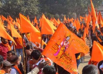 മുസ്ലിം സുഹൃത്തുക്കളെ ജന്മദിനം ആഘോഷിക്കാൻ ക്ഷണിച്ചു, ‘ലവ് ജിഹാദ്’ ആരോപിച്ച് നഴ്സിംഗ് വിദ്യാർത്ഥിനിക്കും സുഹൃത്തുക്കൾക്കും നേരെ ആക്രമണം, ആക്രമണം നോക്കിനിന്ന് പോലീസ്, വിദ്യാർഥിനിയോടും സുഹൃത്തിനോടും വീട്ടിൽ പോകാൻ ഉപദേശം