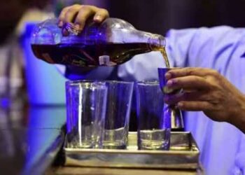 പൂസായിക്കഴിഞ്ഞാൽ നല്ലവരായ കുടിയന്മാരെ പറ്റിക്കുന്നോടോ…. കണ്ണൂരിലെ ബാറിൽ അളവ് തട്ടിപ്പ്, 60 മില്ലി പെഗ് അളവ് പാത്രത്തിനു പകരം 48 മില്ലിയുടെ അളവ്പാത്രം, 30 മില്ലിയുടേതിനു പകരം 24 മില്ലി അളവ്പാത്രം!! ഫൈനടപ്പിച്ച് വിജിലൻസ്